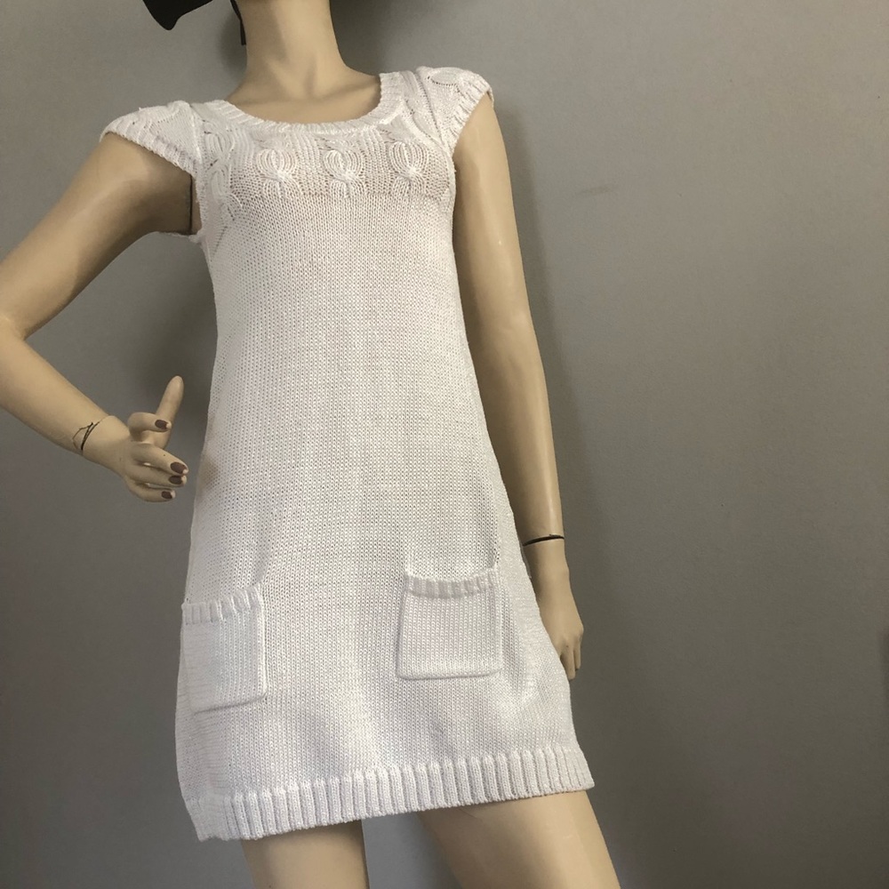 NWT.BEBE Top.Sweater Dress, Short Sleeves Size Medium. Color White.